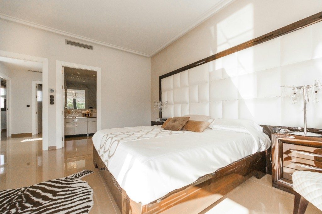 Schlafzimmer — Wohnung mit Kellerabteil und Stellplatz — Wien